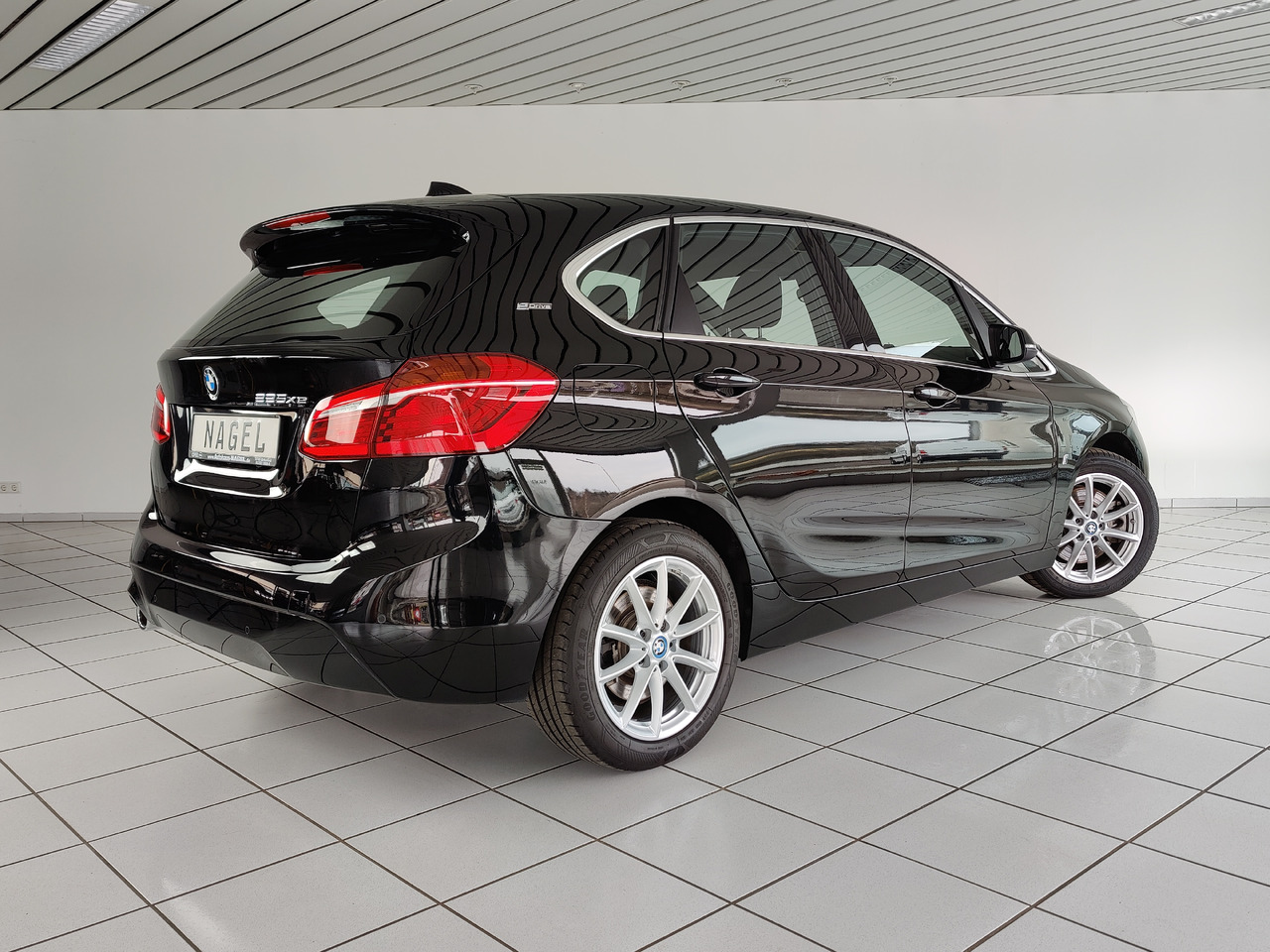 BMW 225 xe ActiveTourer iPerf. Advantage*Navi*SHZ* Hybrid 165kW - Sedan: hình 4 BMW 225 xe ActiveTourer iPerf. Advantage*Navi*SHZ* Hybrid 165kW - Sedan: hình 4