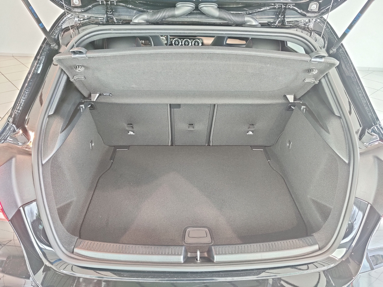 Sedan Mercedes-Benz A 220 d Navi LED Park RüKam AHK: hình 13 Sedan Mercedes-Benz A 220 d Navi LED Park RüKam AHK: hình 13