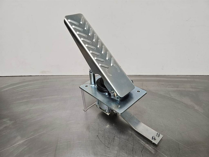 Terex TL/SKL/SKS-5692657905-Gas pedal - Cabin và nội thất cho Máy móc xây dựng: hình 1 Terex TL/SKL/SKS-5692657905-Gas pedal - Cabin và nội thất cho Máy móc xây dựng: hình 1