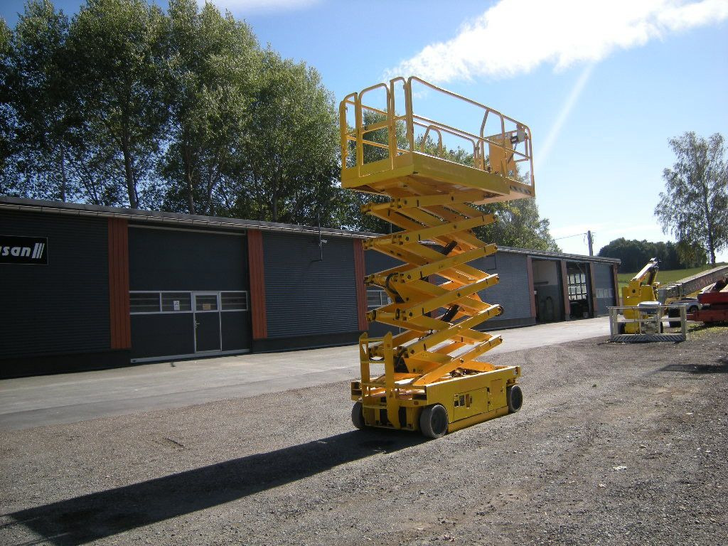 Genie GS 4047 Scherenarbeitsbühne Genie 14 m - Nền bục trên không gắn trên xe tải: hình 3 Genie GS 4047 Scherenarbeitsbühne Genie 14 m - Nền bục trên không gắn trên xe tải: hình 3