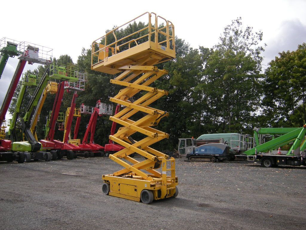 Genie GS 4047 Scherenarbeitsbühne Genie 14 m - Nền bục trên không gắn trên xe tải: hình 2 Genie GS 4047 Scherenarbeitsbühne Genie 14 m - Nền bục trên không gắn trên xe tải: hình 2