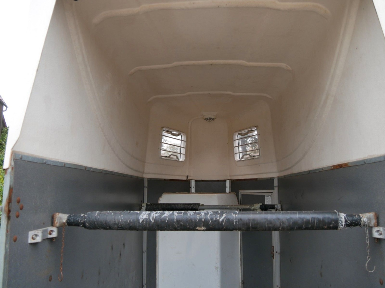 Blomert 1,5 Pferde mit Sattelkammer - Rơ moóc chở gia súc: hình 5 Blomert 1,5 Pferde mit Sattelkammer - Rơ moóc chở gia súc: hình 5