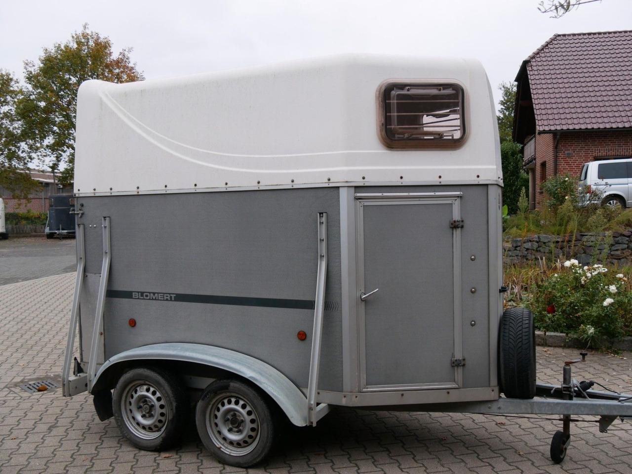 Blomert 1,5 Pferde mit Sattelkammer - Rơ moóc chở gia súc: hình 1 Blomert 1,5 Pferde mit Sattelkammer - Rơ moóc chở gia súc: hình 1