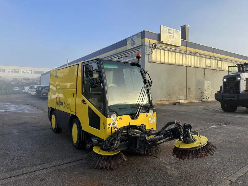 Diversen MFH 2500 Kehrmaschine Klima 3 Besen AEBI MATEC MFH 2500 Kehrmaschine Klima 3 Besen - Xe quét rác công nghiệp: hình 2 Diversen MFH 2500 Kehrmaschine Klima 3 Besen AEBI MATEC MFH 2500 Kehrmaschine Klima 3 Besen - Xe quét rác công nghiệp: hình 2