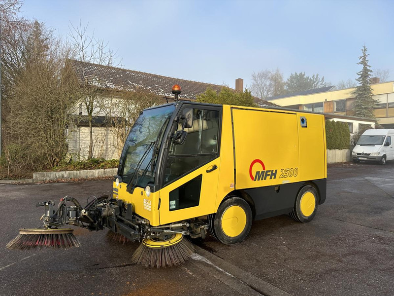 Diversen MFH 2500 Kehrmaschine Klima 3 Besen AEBI MATEC MFH 2500 Kehrmaschine Klima 3 Besen - Xe quét rác công nghiệp: hình 4 Diversen MFH 2500 Kehrmaschine Klima 3 Besen AEBI MATEC MFH 2500 Kehrmaschine Klima 3 Besen - Xe quét rác công nghiệp: hình 4