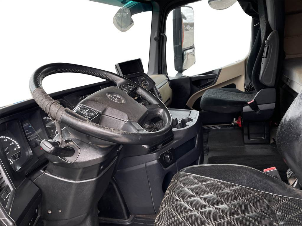 Interior photo 1: Xe chở gỗ Mercedes-Benz AROCS 3663 L RIIKO- puuvarustus