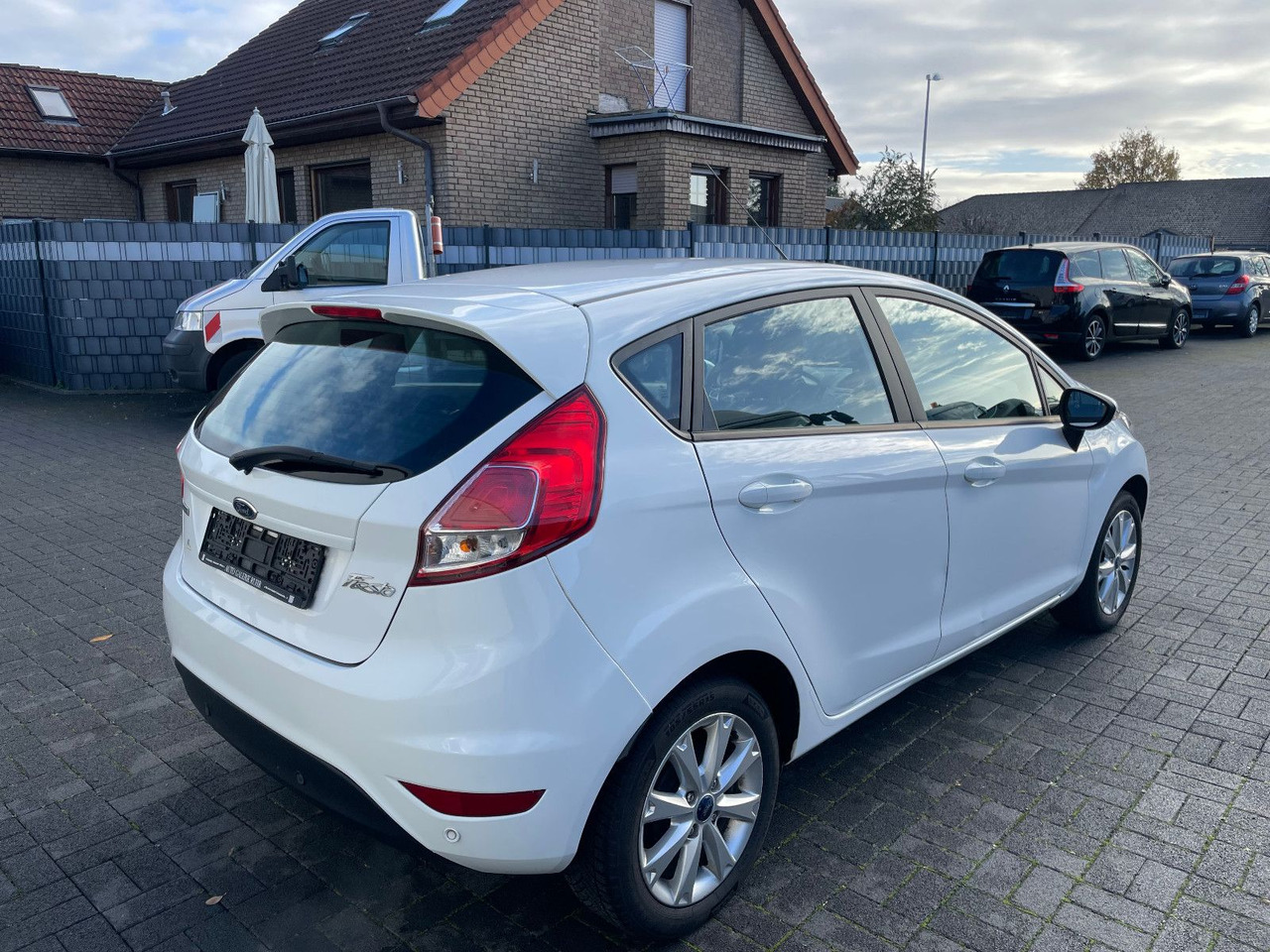 Ford Fiesta 1.0i Celebration - Sedan: hình 2 Ford Fiesta 1.0i Celebration - Sedan: hình 2