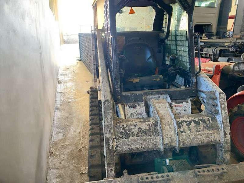 Bobcat T140 - Máy xúc lật mini bánh xích: hình 1 Bobcat T140 - Máy xúc lật mini bánh xích: hình 1