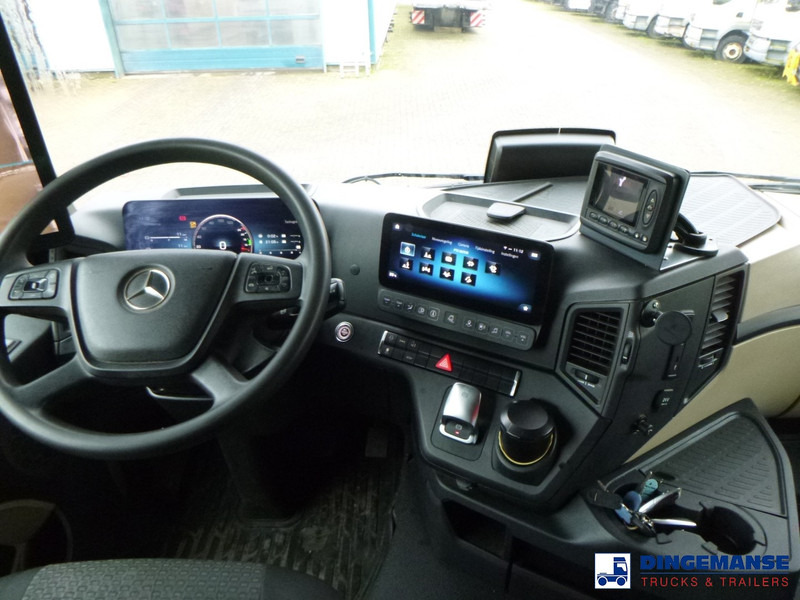 Interior photo 2: Xe tải nâng móc Mercedes-Benz Actros 2843 6x2 Hyva container hook 20t