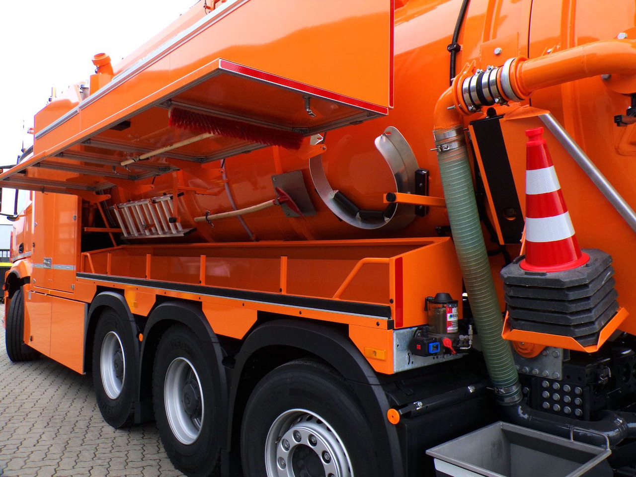 Mercedes-Benz Arocs 3551 8x4 Müller 16mCanalmaster F160EWA WRG - Xe tải chân không: hình 5 Mercedes-Benz Arocs 3551 8x4 Müller 16mCanalmaster F160EWA WRG - Xe tải chân không: hình 5