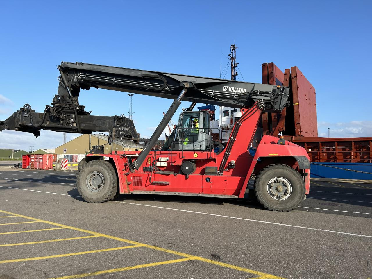 Kalmar DRG450-65S5 - Xe tiếp cận xếp chồng: hình 1 Kalmar DRG450-65S5 - Xe tiếp cận xếp chồng: hình 1