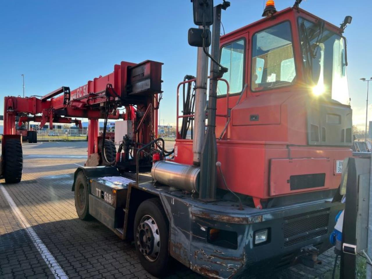 Kalmar TT618 - Máy cày trạm: hình 1 Kalmar TT618 - Máy cày trạm: hình 1