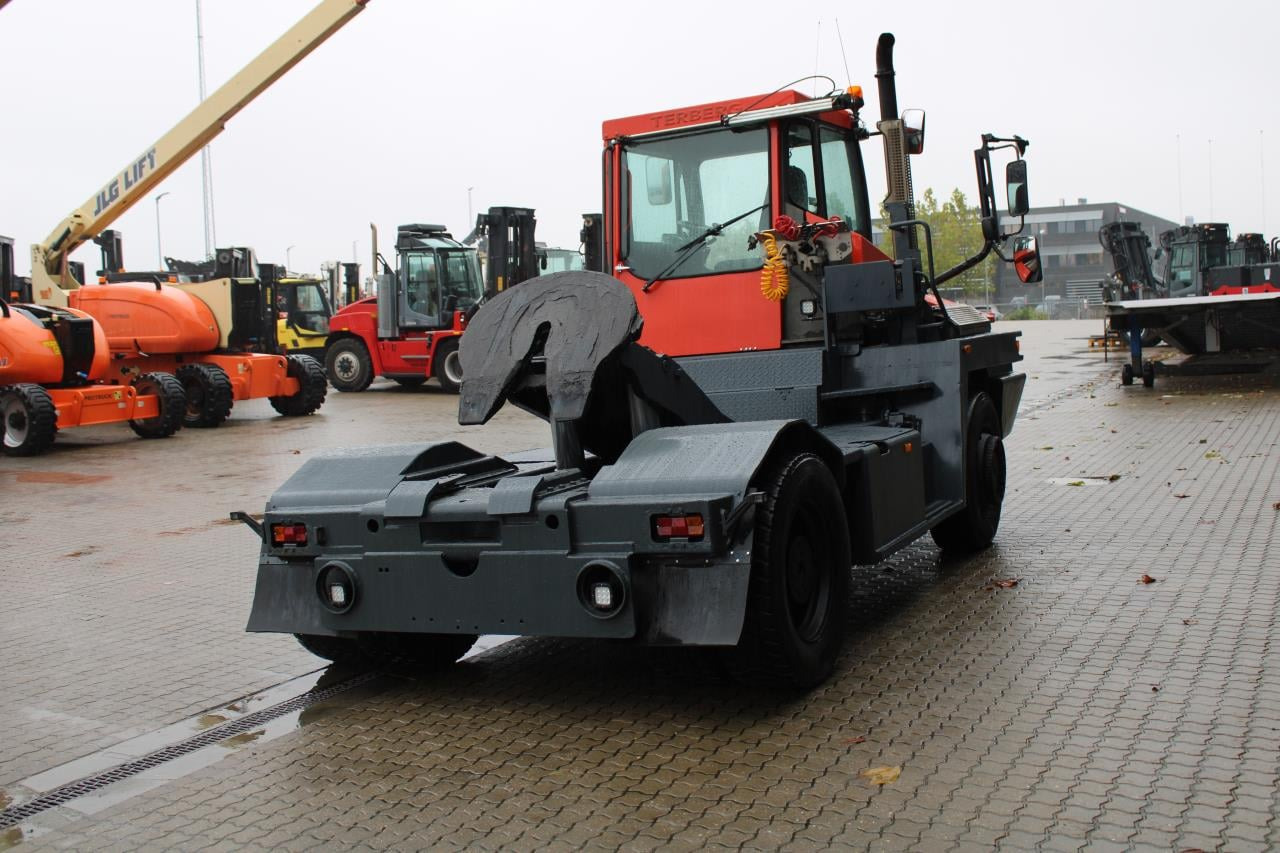 Terberg RT222 - Máy cày trạm: hình 3 Terberg RT222 - Máy cày trạm: hình 3