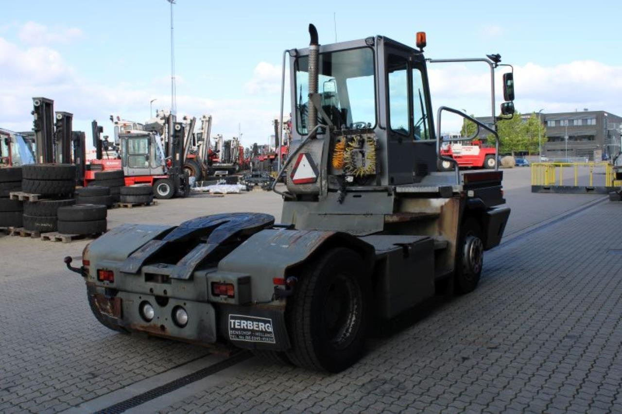 Terberg YT182 - Máy cày trạm: hình 3 Terberg YT182 - Máy cày trạm: hình 3