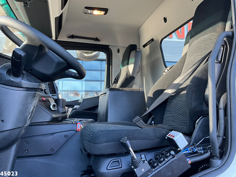 Interior photo 1: Xe tải nâng móc Mercedes-Benz Actros 2643 VDL 21 Ton haakarmsysteem