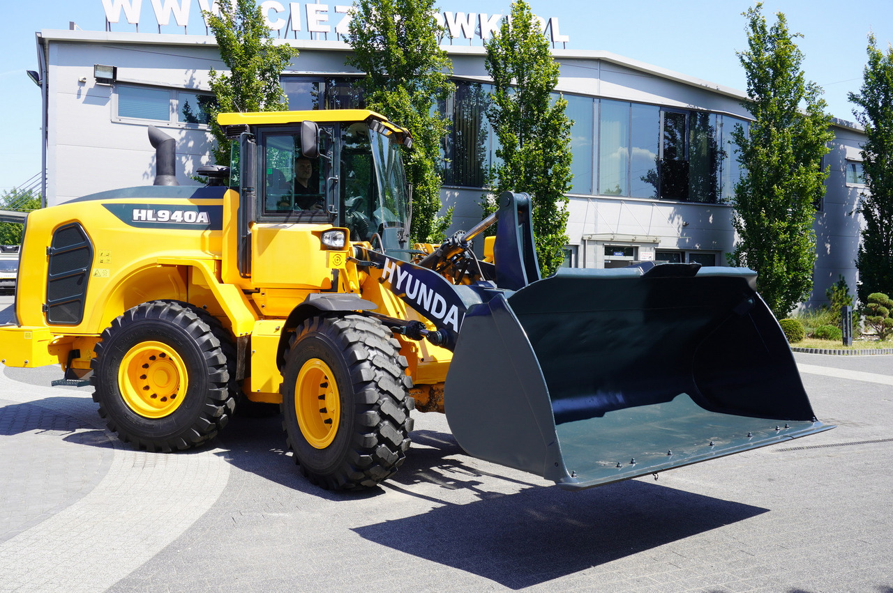 Máy xúc lật bánh lốp HYUNDAI HL940A articulated loader / year 2021 / weight 13.5t year of production 2021: hình 22