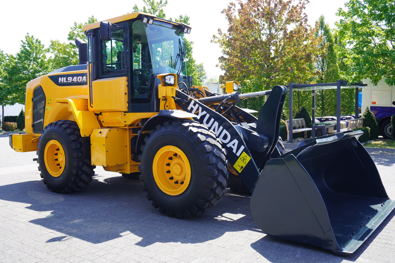 Máy xúc lật bánh lốp HYUNDAI HL940A articulated loader / year 2021 / weight 13.5t year of production 2021: hình 6