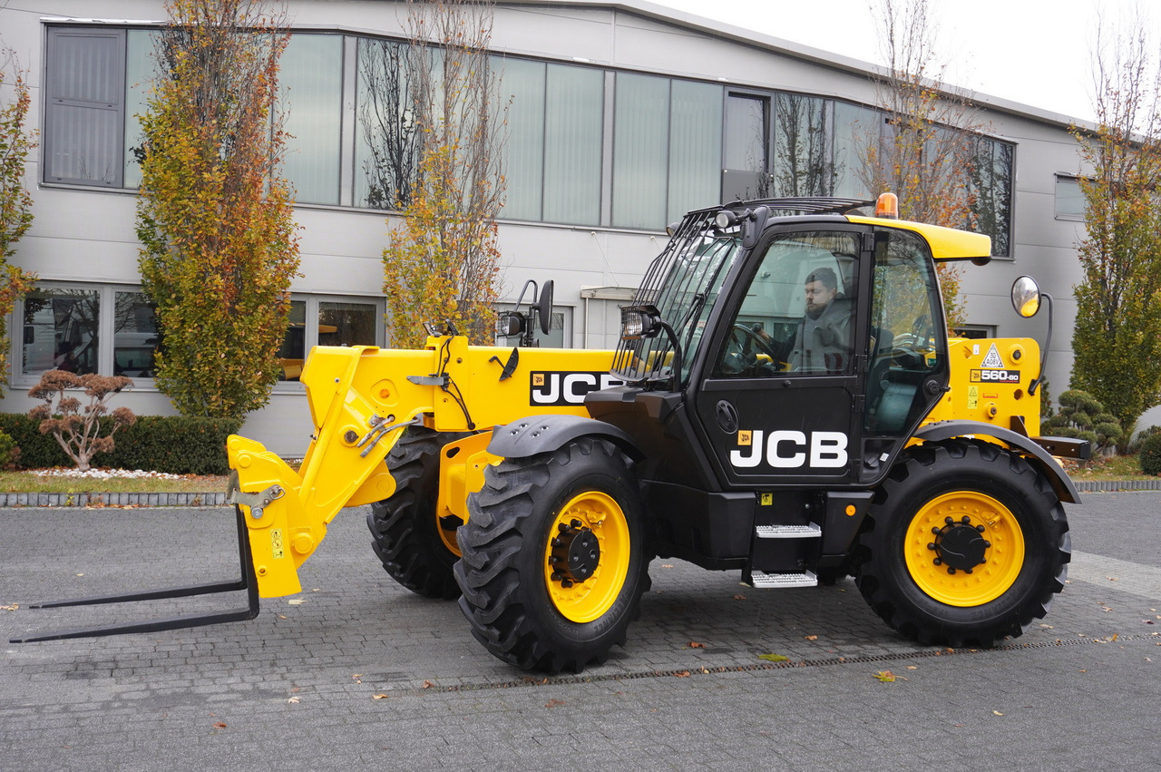 JCB 560-80 / 6 ton lifting capacity / power 146 HP - Máy xúc lật bánh lốp kính thiên văn: hình 3 JCB 560-80 / 6 ton lifting capacity / power 146 HP - Máy xúc lật bánh lốp kính thiên văn: hình 3