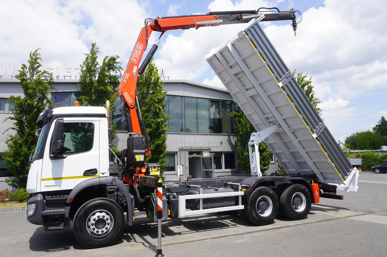 MERCEDES-BENZ AROCS 2633 6x4 / 5.5 T crane FASSI F135 / Tipper 15 EPAL - Xe tải thùng lửng/ Phẳng, Xe cẩu tự hành: hình 5 MERCEDES-BENZ AROCS 2633 6x4 / 5.5 T crane FASSI F135 / Tipper 15 EPAL - Xe tải thùng lửng/ Phẳng, Xe cẩu tự hành: hình 5