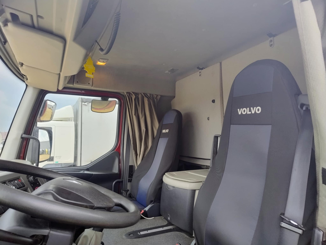 RENAULT Midlum 300 / Curtain 18 EPAL / Sleeping cab - Xe tải thùng mui bạt: hình 4 RENAULT Midlum 300 / Curtain 18 EPAL / Sleeping cab - Xe tải thùng mui bạt: hình 4