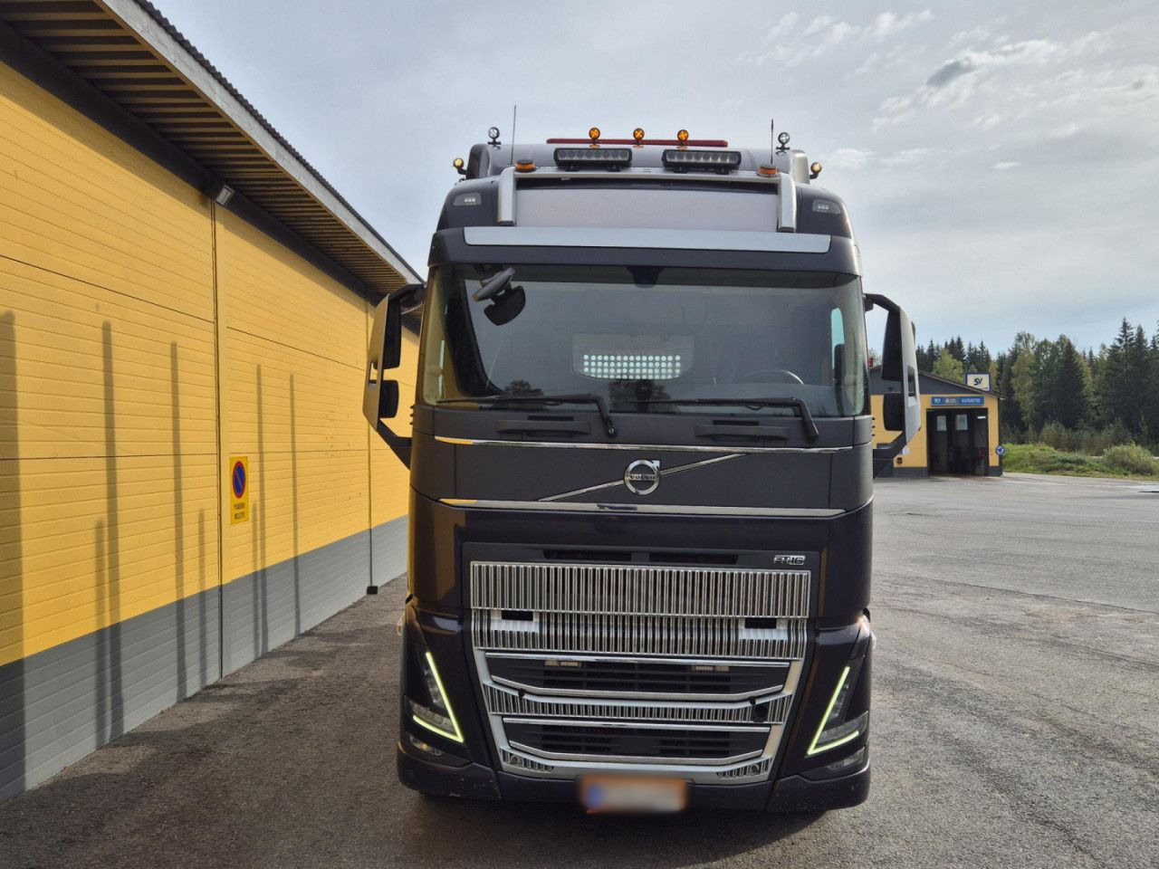 VOLVO FH 750 8x4 / 2 lifted axles / timber truck - Xe cẩu tự hành: hình 5 VOLVO FH 750 8x4 / 2 lifted axles / timber truck - Xe cẩu tự hành: hình 5