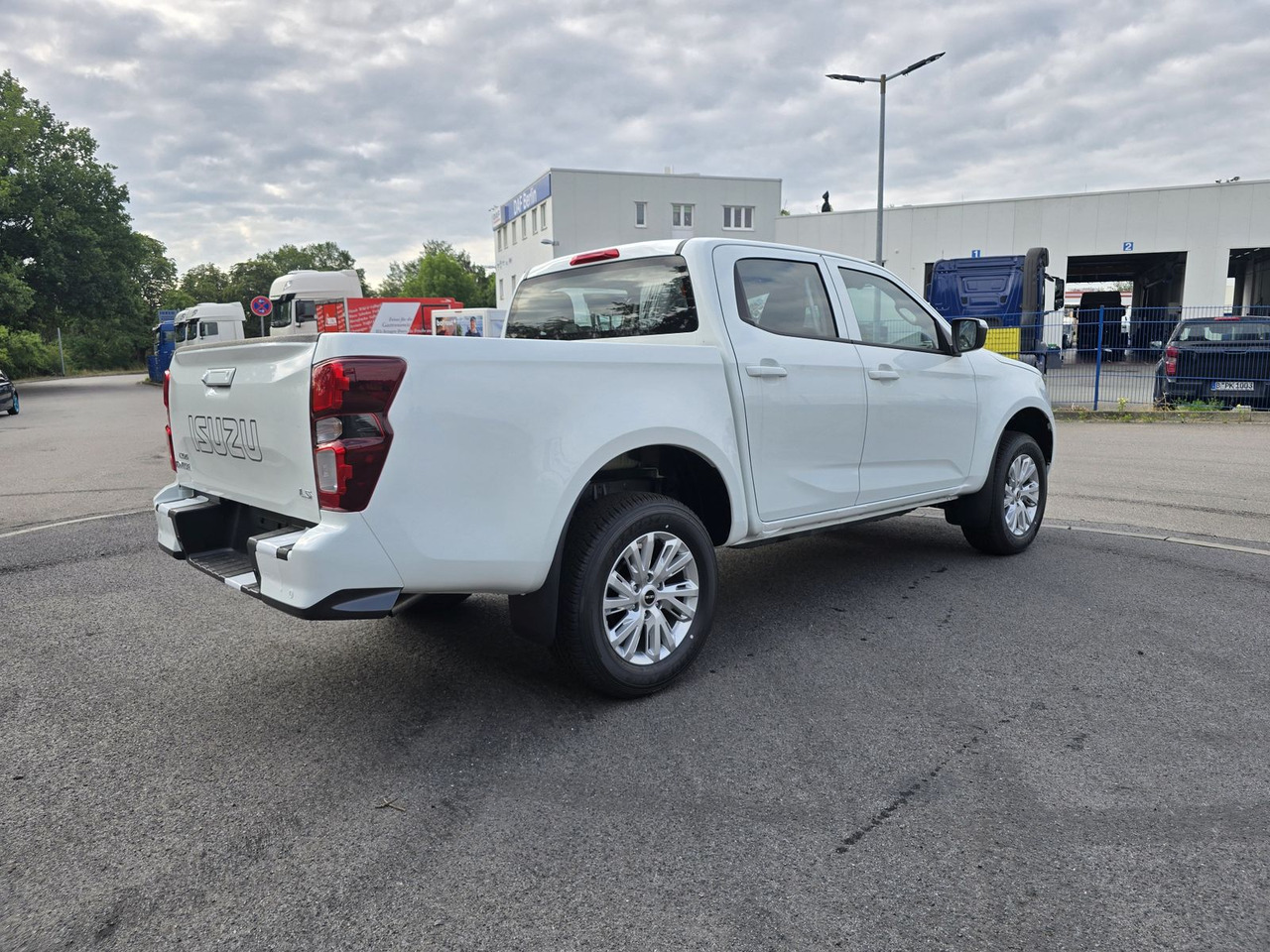 Isuzu PICK UP LS inkl. Ladeflächenausspritzung, 25er M - SUV: hình 3 Isuzu PICK UP LS inkl. Ladeflächenausspritzung, 25er M - SUV: hình 3