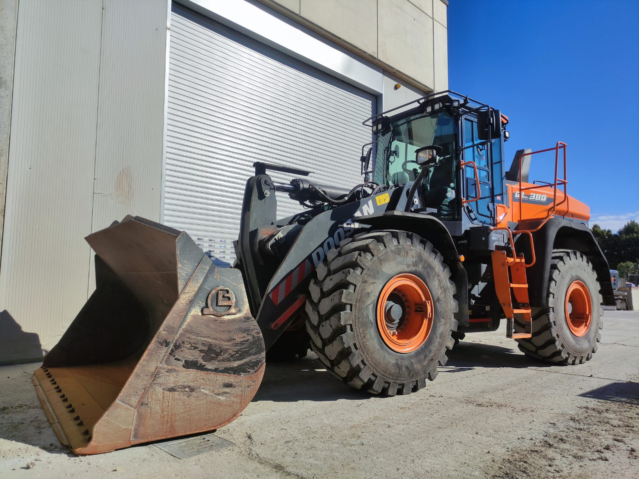 DOOSAN DL380-7 - Máy xúc lật bánh lốp: hình 1 DOOSAN DL380-7 - Máy xúc lật bánh lốp: hình 1