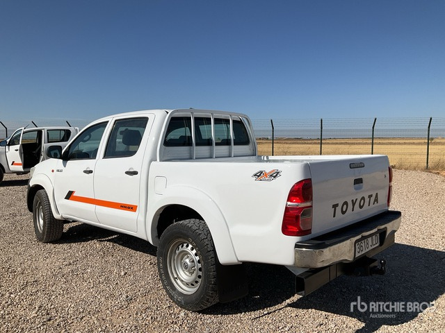 2015 Toyota Hilux 4x4 Crew Cab Pickup - Xe bán tải: hình 3 2015 Toyota Hilux 4x4 Crew Cab Pickup - Xe bán tải: hình 3