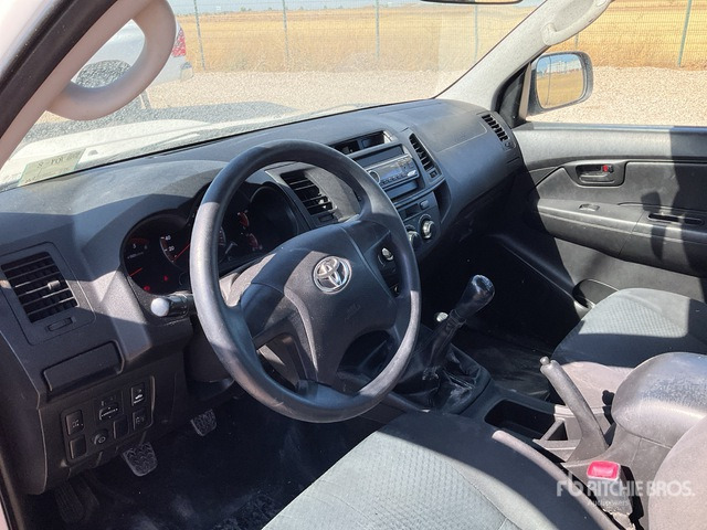 2015 Toyota Hilux 4x4 Crew Cab Pickup - Xe bán tải: hình 5 2015 Toyota Hilux 4x4 Crew Cab Pickup - Xe bán tải: hình 5