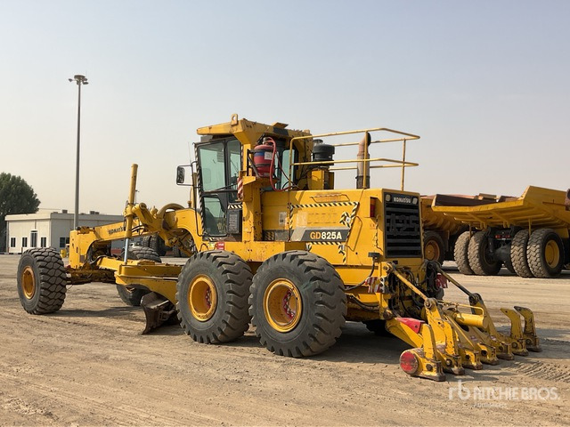 2011 Komatsu GD825A-2 - Máy san: hình 3 2011 Komatsu GD825A-2 - Máy san: hình 3