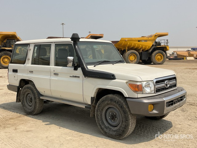 2011 Toyota Land Cruiser LX 4WD SUV - SUV: hình 2 2011 Toyota Land Cruiser LX 4WD SUV - SUV: hình 2