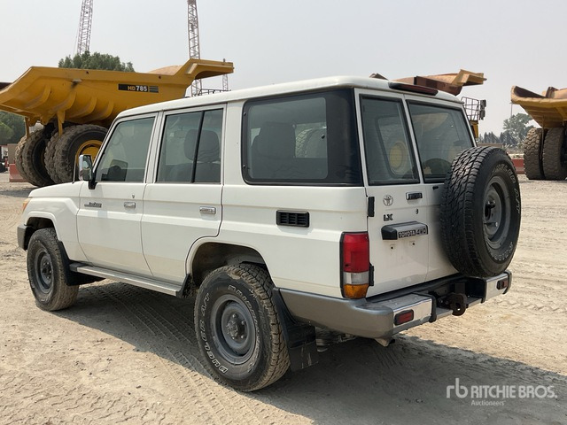 2011 Toyota Land Cruiser LX 4WD SUV - SUV: hình 4 2011 Toyota Land Cruiser LX 4WD SUV - SUV: hình 4