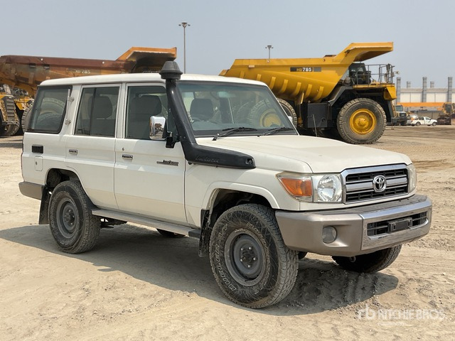 2011 Toyota Land Cruiser LX 76R 4x4 SUV - SUV: hình 2 2011 Toyota Land Cruiser LX 76R 4x4 SUV - SUV: hình 2