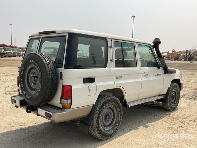 2011 Toyota Land Cruiser LX 76R 4x4 SUV - SUV: hình 4 2011 Toyota Land Cruiser LX 76R 4x4 SUV - SUV: hình 4