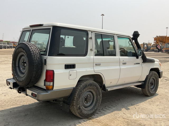 2011 Toyota Land Cruiser LX 76R 4x4 SUV - SUV: hình 4 2011 Toyota Land Cruiser LX 76R 4x4 SUV - SUV: hình 4