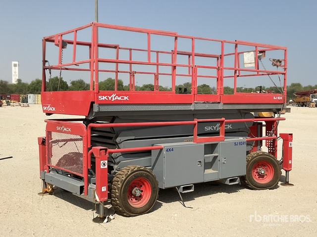 2012 Skyjack SJ9241 4x4 Diesel Scissor Lift - Máy nâng người hình kéo: hình 3 2012 Skyjack SJ9241 4x4 Diesel Scissor Lift - Máy nâng người hình kéo: hình 3