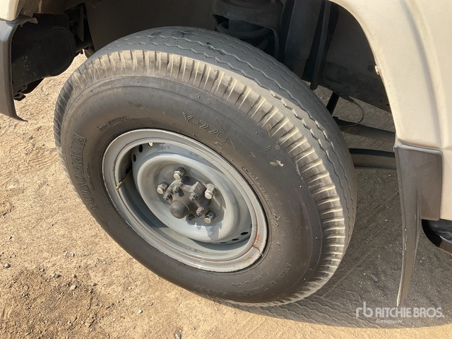 2013 Toyota Land Cruiser 78L 4x4 SUV - SUV: hình 5 2013 Toyota Land Cruiser 78L 4x4 SUV - SUV: hình 5
