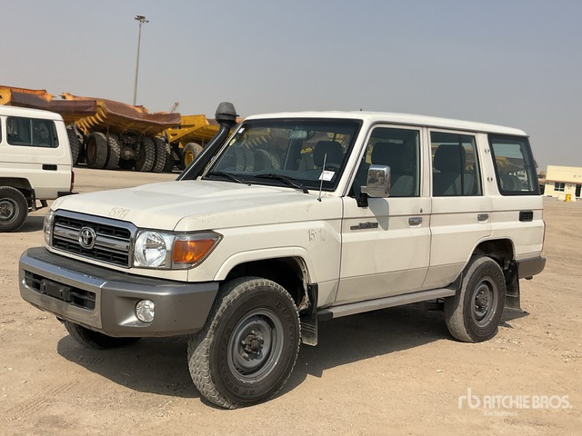 2014 Toyota Land Cruiser LX 76L 4x4 SUV - SUV: hình 2 2014 Toyota Land Cruiser LX 76L 4x4 SUV - SUV: hình 2