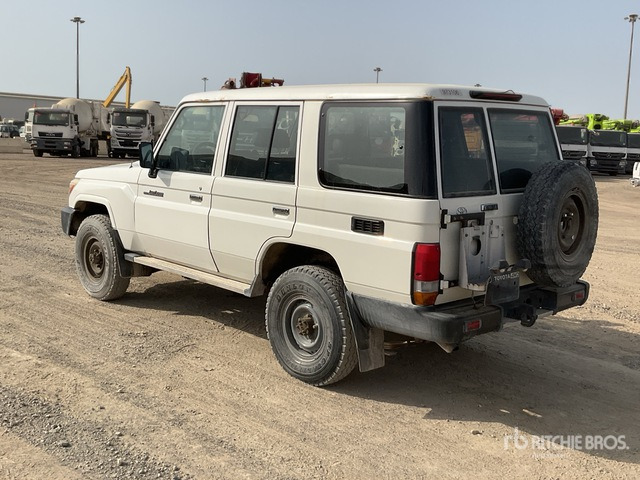 2018 Toyota Land Cruiser 76L 4x4 SUV - SUV: hình 4 2018 Toyota Land Cruiser 76L 4x4 SUV - SUV: hình 4