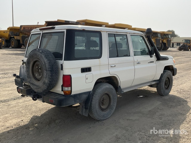 2018 Toyota Land Cruiser 76L 4x4 SUV - SUV: hình 3 2018 Toyota Land Cruiser 76L 4x4 SUV - SUV: hình 3