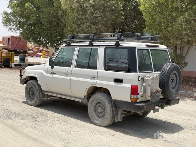 2018 Toyota Land Cruiser 76L 4x4 SUV - SUV: hình 3 2018 Toyota Land Cruiser 76L 4x4 SUV - SUV: hình 3