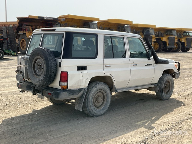 2019 Toyota Land Cruiser 76L 4x4 SUV - SUV: hình 4 2019 Toyota Land Cruiser 76L 4x4 SUV - SUV: hình 4