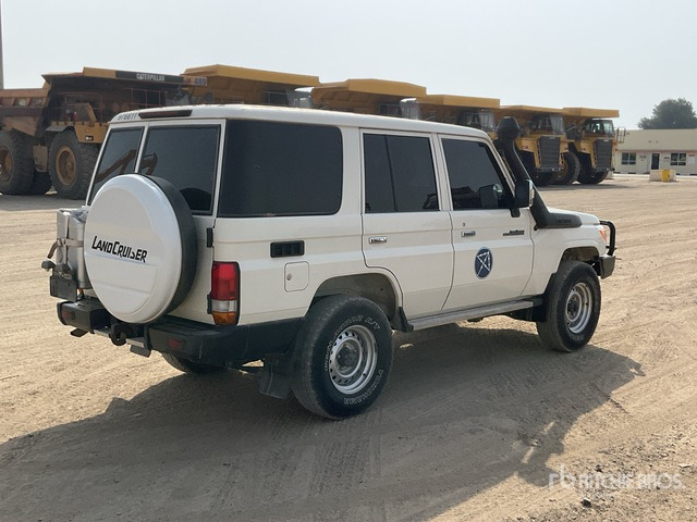 2021 Toyota Land Cruiser 76L 4x4 SUV - SUV: hình 4 2021 Toyota Land Cruiser 76L 4x4 SUV - SUV: hình 4