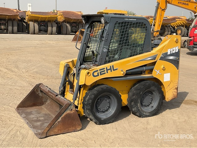 Gehl R135 - Máy xúc lật đa năng: hình 2 Gehl R135 - Máy xúc lật đa năng: hình 2