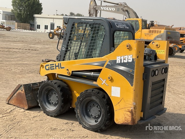 Gehl R135 - Máy xúc lật đa năng: hình 3 Gehl R135 - Máy xúc lật đa năng: hình 3