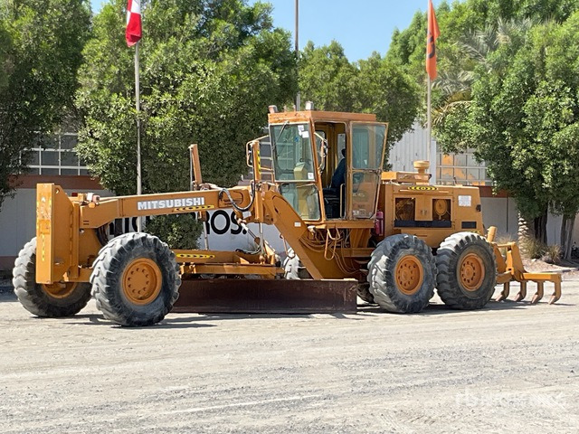 Mitsubishi MG730 Motor Grader - Dàn băm cỏ/ Mulcher: hình 2 Mitsubishi MG730 Motor Grader - Dàn băm cỏ/ Mulcher: hình 2