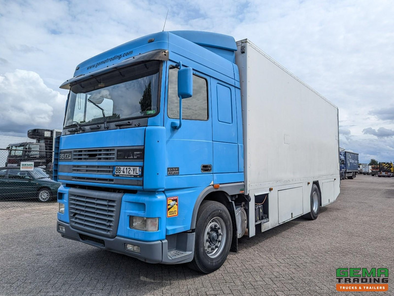 DAF XF95.430 4x2 Spacecab Euro2 - Retarder - Geslotenbak 7.7m - Handgeschakeld - Vangmuil - Xe tải hộp: hình 1 DAF XF95.430 4x2 Spacecab Euro2 - Retarder - Geslotenbak 7.7m - Handgeschakeld - Vangmuil - Xe tải hộp: hình 1