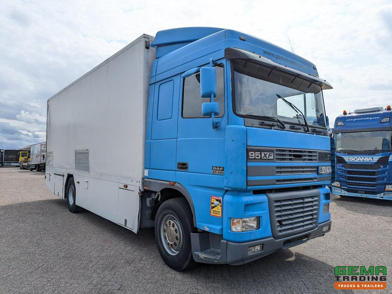 DAF XF95.430 4x2 Spacecab Euro2 - Retarder - Geslotenbak 7.7m - Handgeschakeld - Vangmuil - Xe tải hộp: hình 2 DAF XF95.430 4x2 Spacecab Euro2 - Retarder - Geslotenbak 7.7m - Handgeschakeld - Vangmuil - Xe tải hộp: hình 2