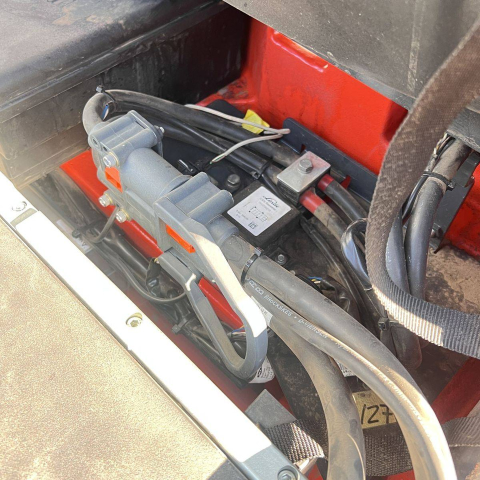 Xe nâng điện Linde E16C (386-02) EVO Li-On: hình 9 Xe nâng điện Linde E16C (386-02) EVO Li-On: hình 9