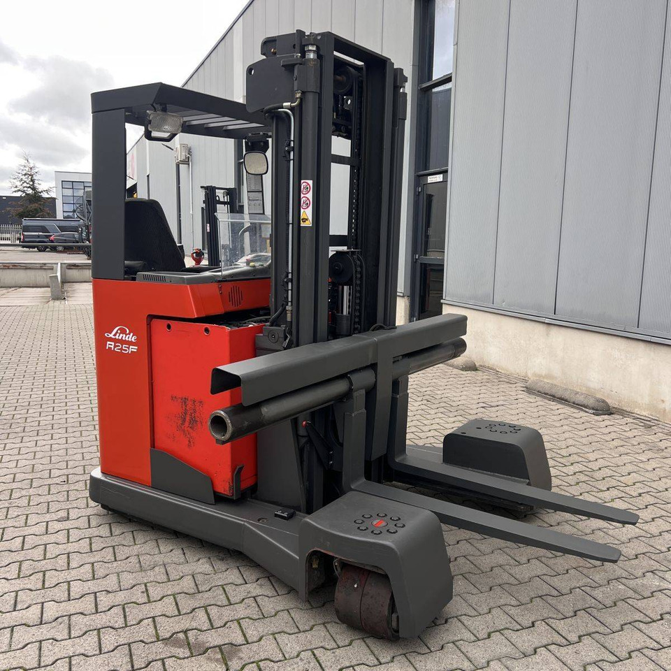 Linde R25F - Xe tải tiếp cận 4 hướng: hình 3 Linde R25F - Xe tải tiếp cận 4 hướng: hình 3